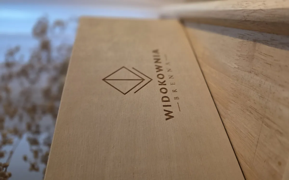 Zbliżenie na wygrawerowane logo Widokowni na wieku pudełka